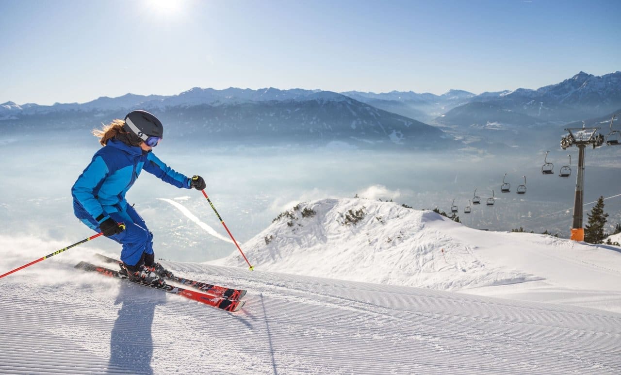 Downhill skiing with the SKI plus CITY Pass Stubai Innsbruck. Credit Innsbruck Tourismus, Eye5 and Jonas Schwarzwälder