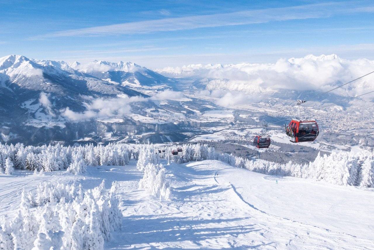 A cable car across a frozen land accessible with SKI plus CITY Pass Stubai Innsbruck. Ccredit Innsbruck Tourismus and Tom Bause