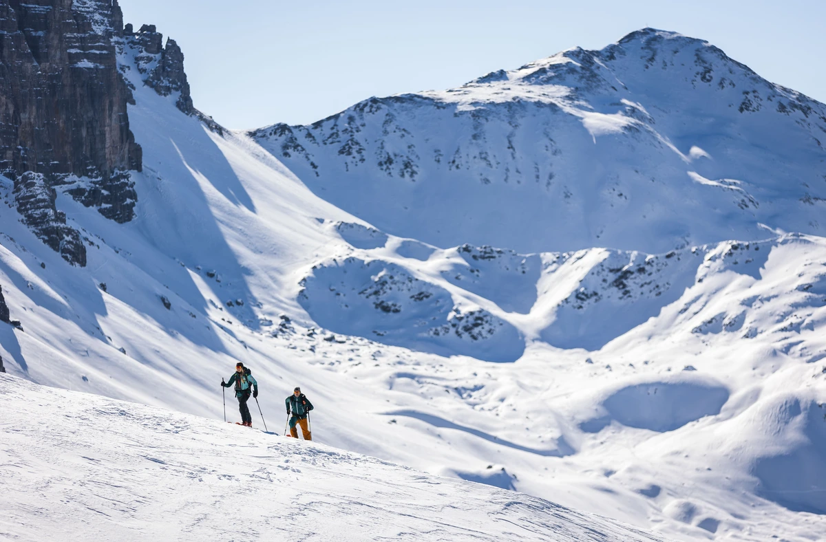 two ski tourers on the upwards journey through snowy mountainscape | Axamer Lizum © Innsbruck Tourismus / Jonas Schwarzwälder